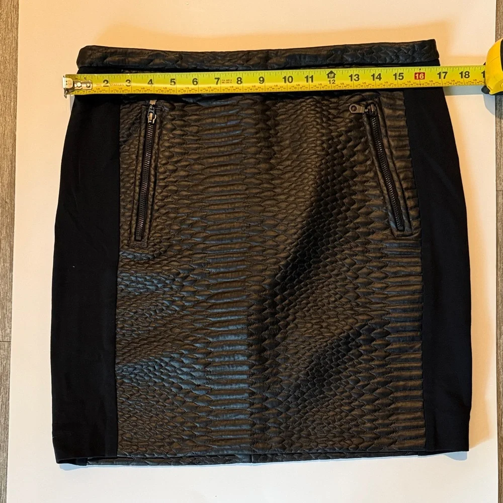 Black Snake Front Skirt‎